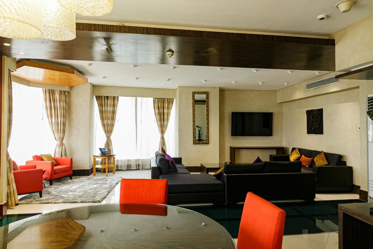 Lagos Continental Hotel Esterno foto A living room in a luxury apartment