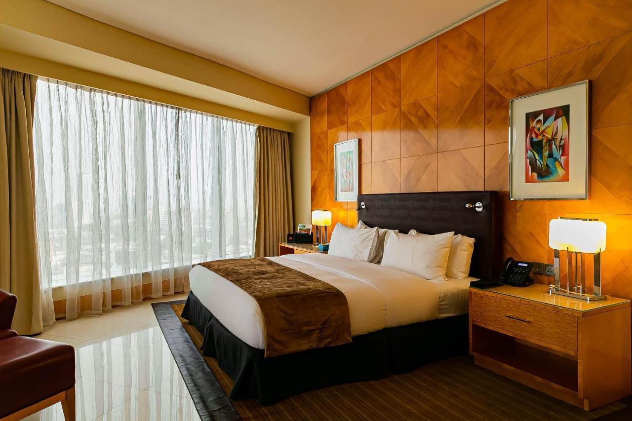 Lagos Continental Hotel Esterno foto A bedroom at the Ritz-Carlton, Dubai