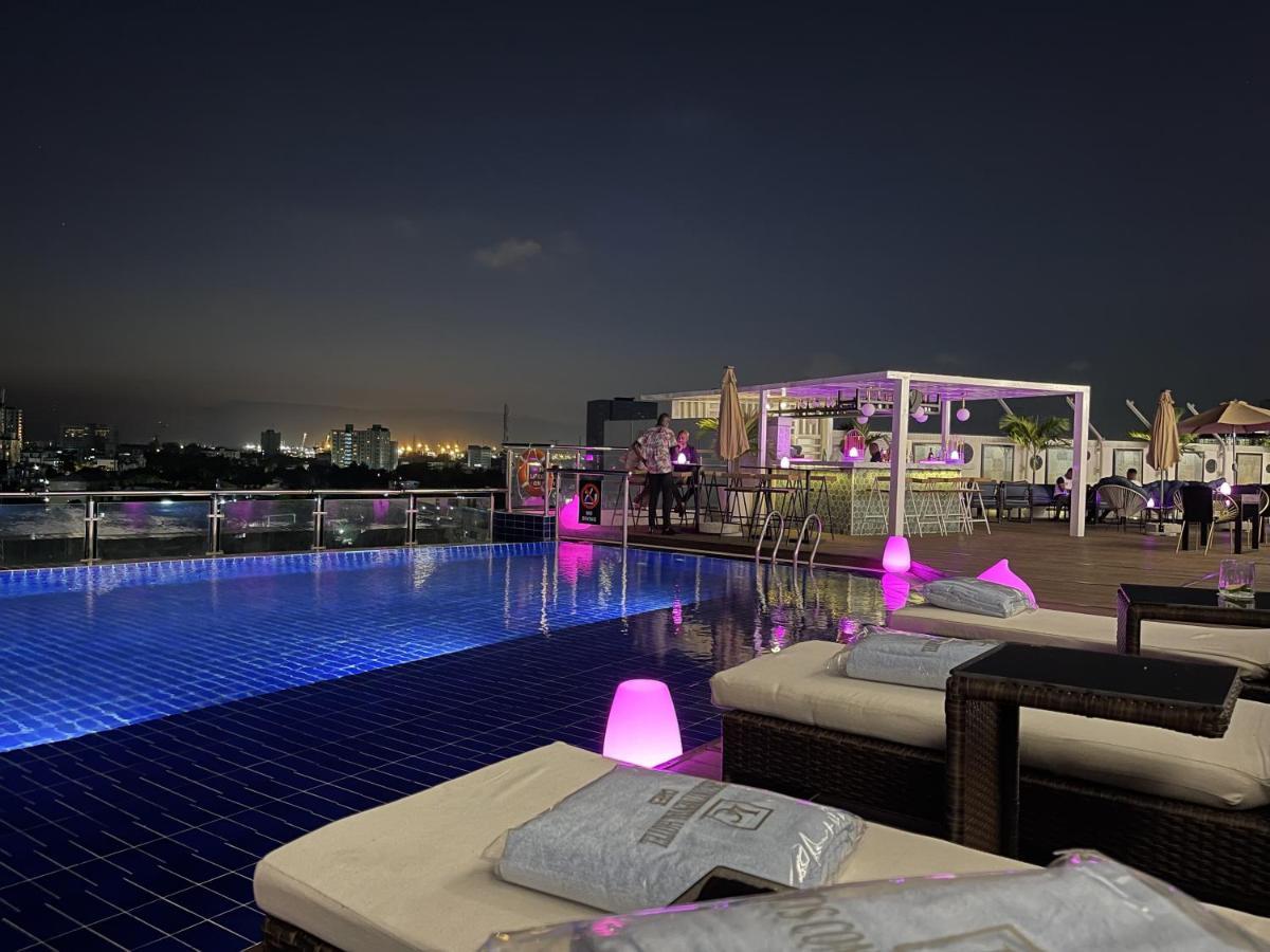 Lagos Continental Hotel Esterno foto The rooftop pool at the hotel