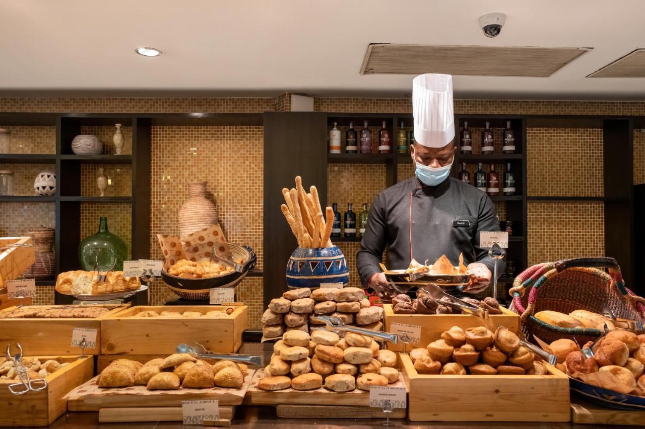 Lagos Continental Hotel Esterno foto A pastry chef at work