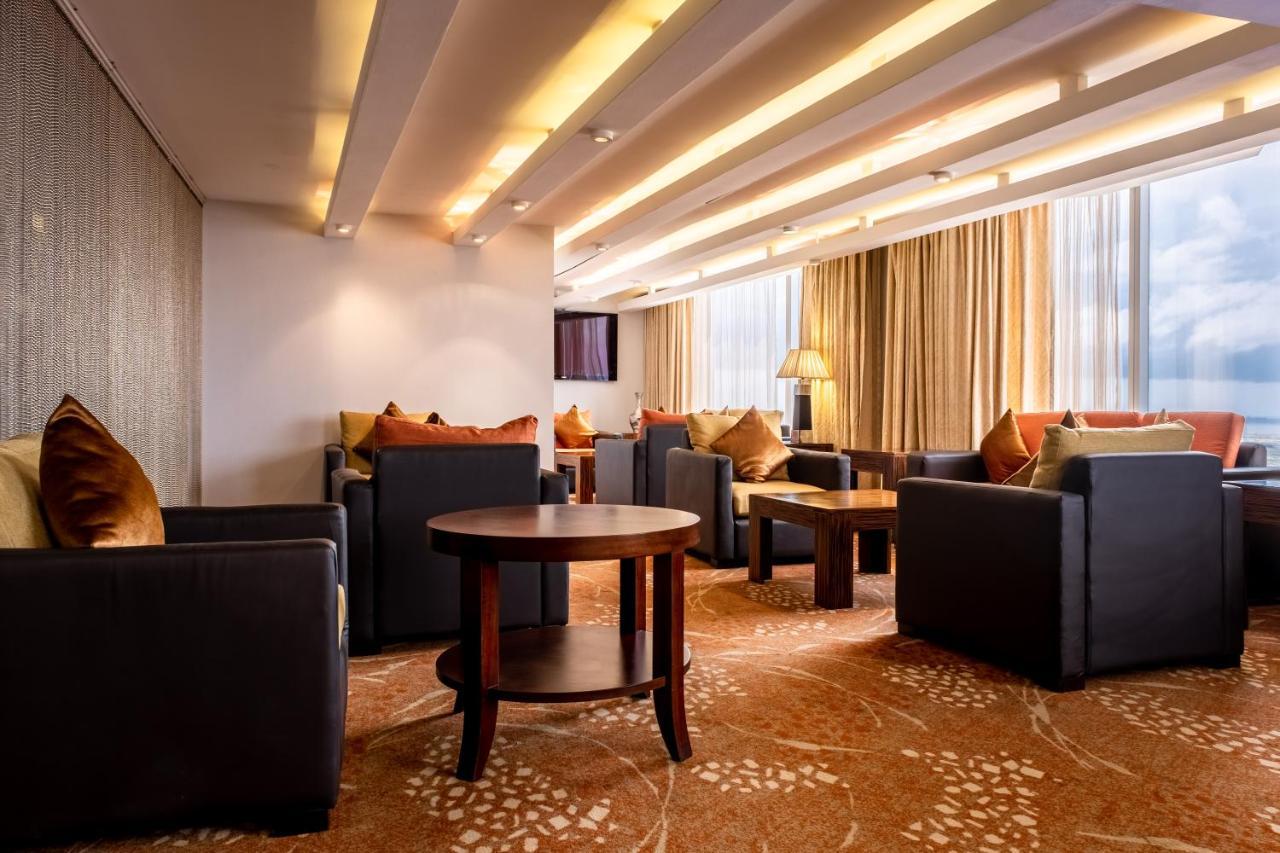 Lagos Continental Hotel Esterno foto The Club lounge at Hong Kong International Airport