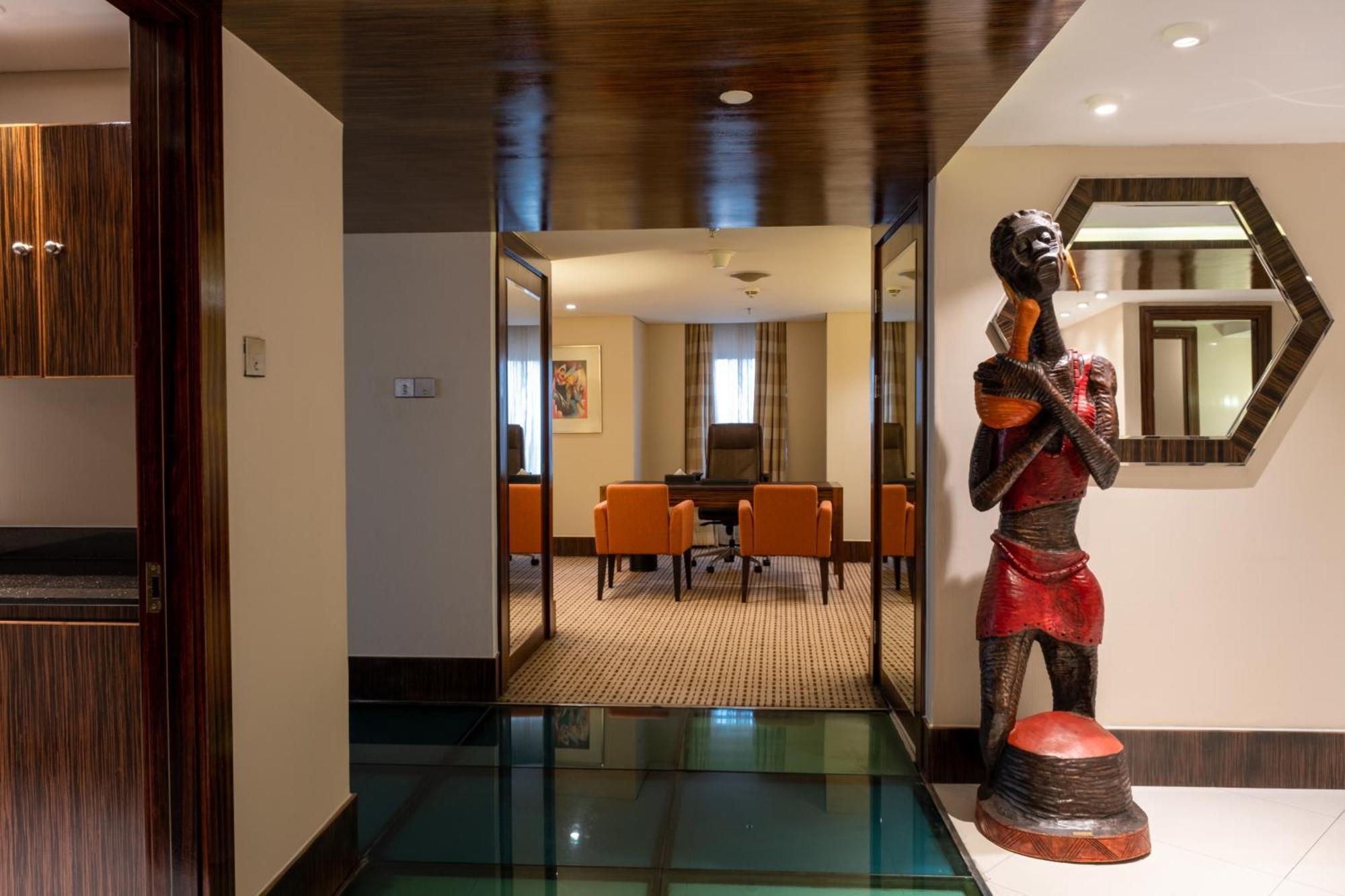 Lagos Continental Hotel Esterno foto The interior of a suite at the Taj Bengal