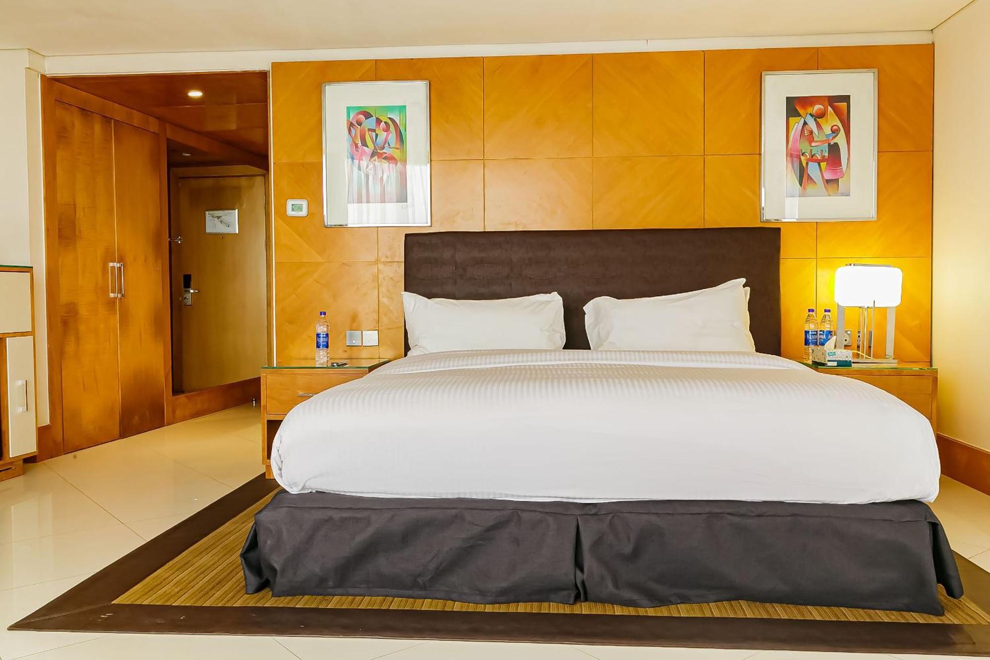 Lagos Continental Hotel Esterno foto A bedroom at the hotel