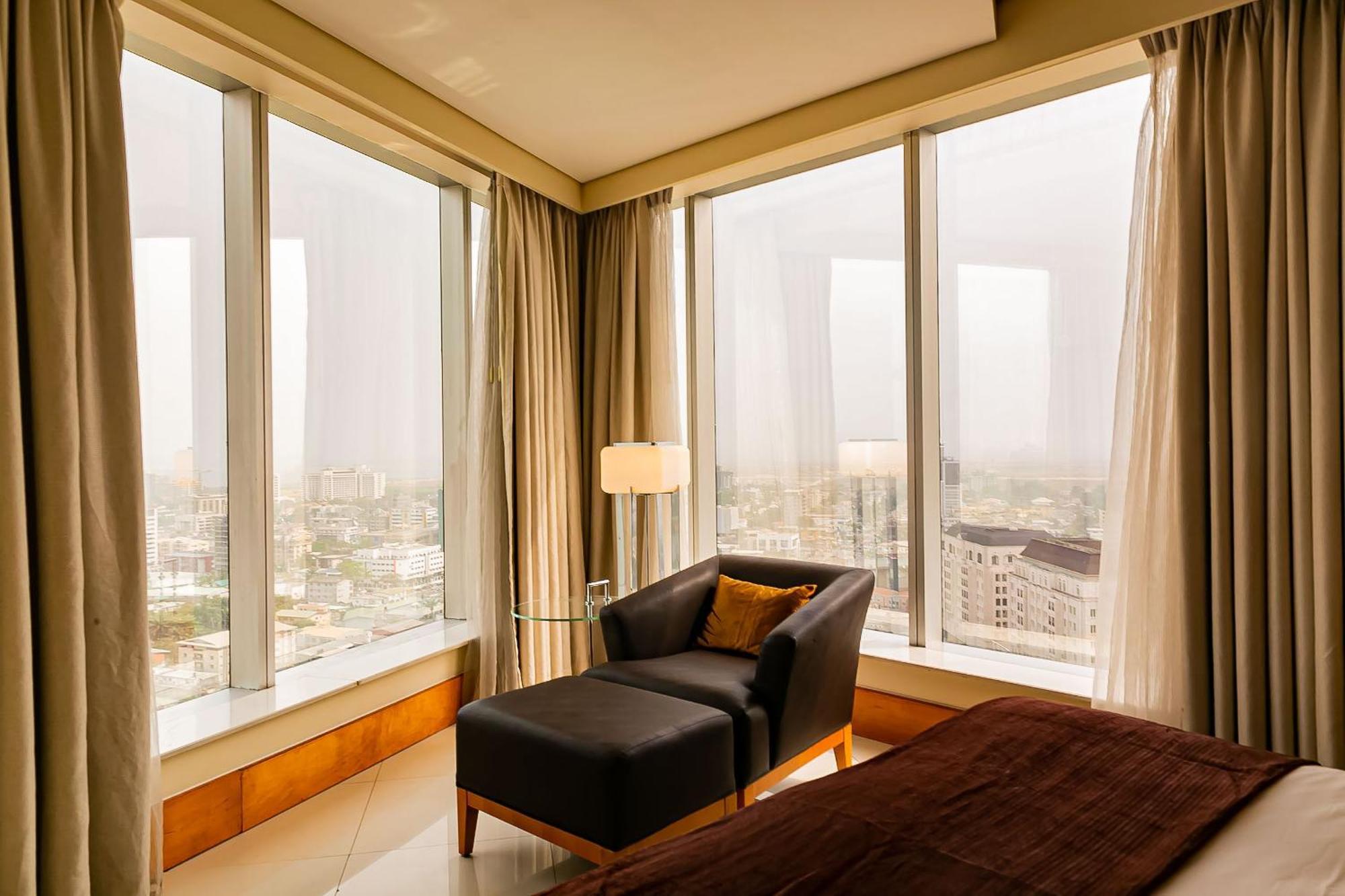 Lagos Continental Hotel Esterno foto A room at the Ritz-Carlton, Dubai