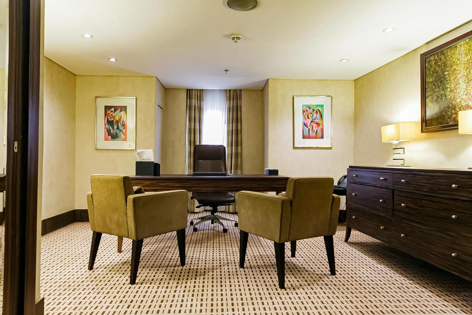 Lagos Continental Hotel Esterno foto A typical office at the Four Seasons Hotel, London