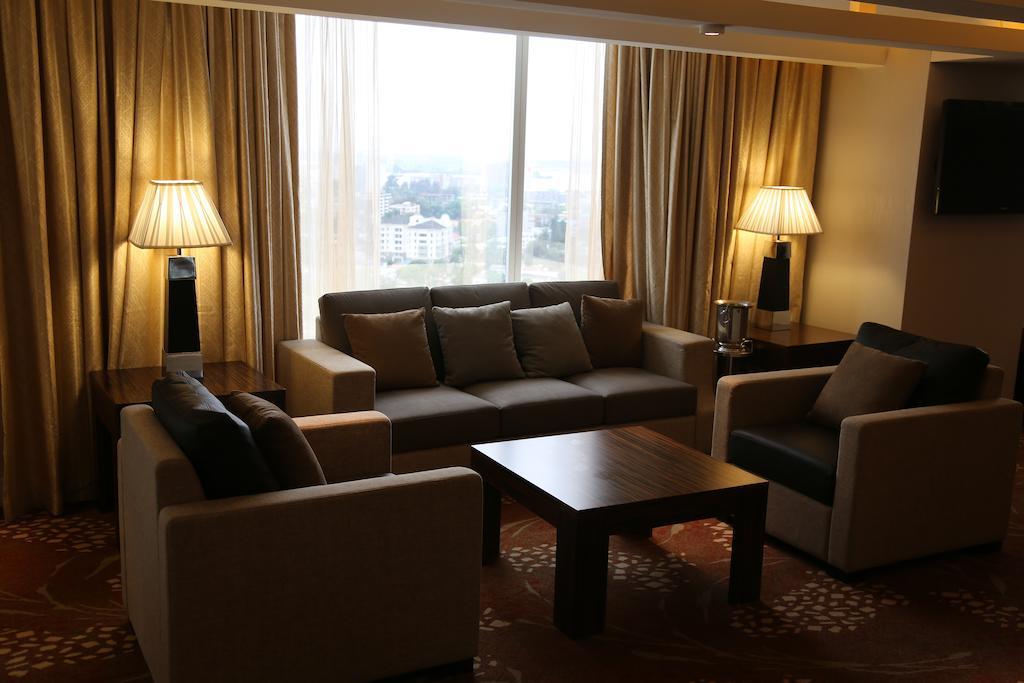 Lagos Continental Hotel Esterno foto A living room in a suite at the hotel