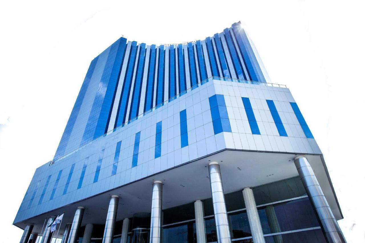 Lagos Continental Hotel Esterno foto The new building of the National University of Management
